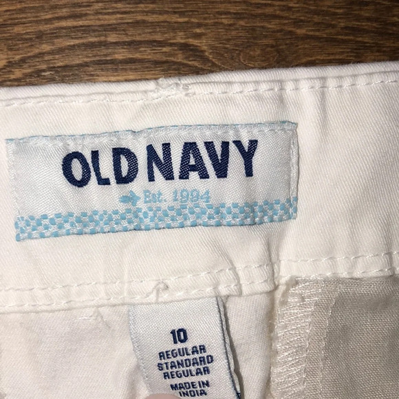 Old Navy size 10 white cuffed shorts; new with tag - Picture 3 of 5
